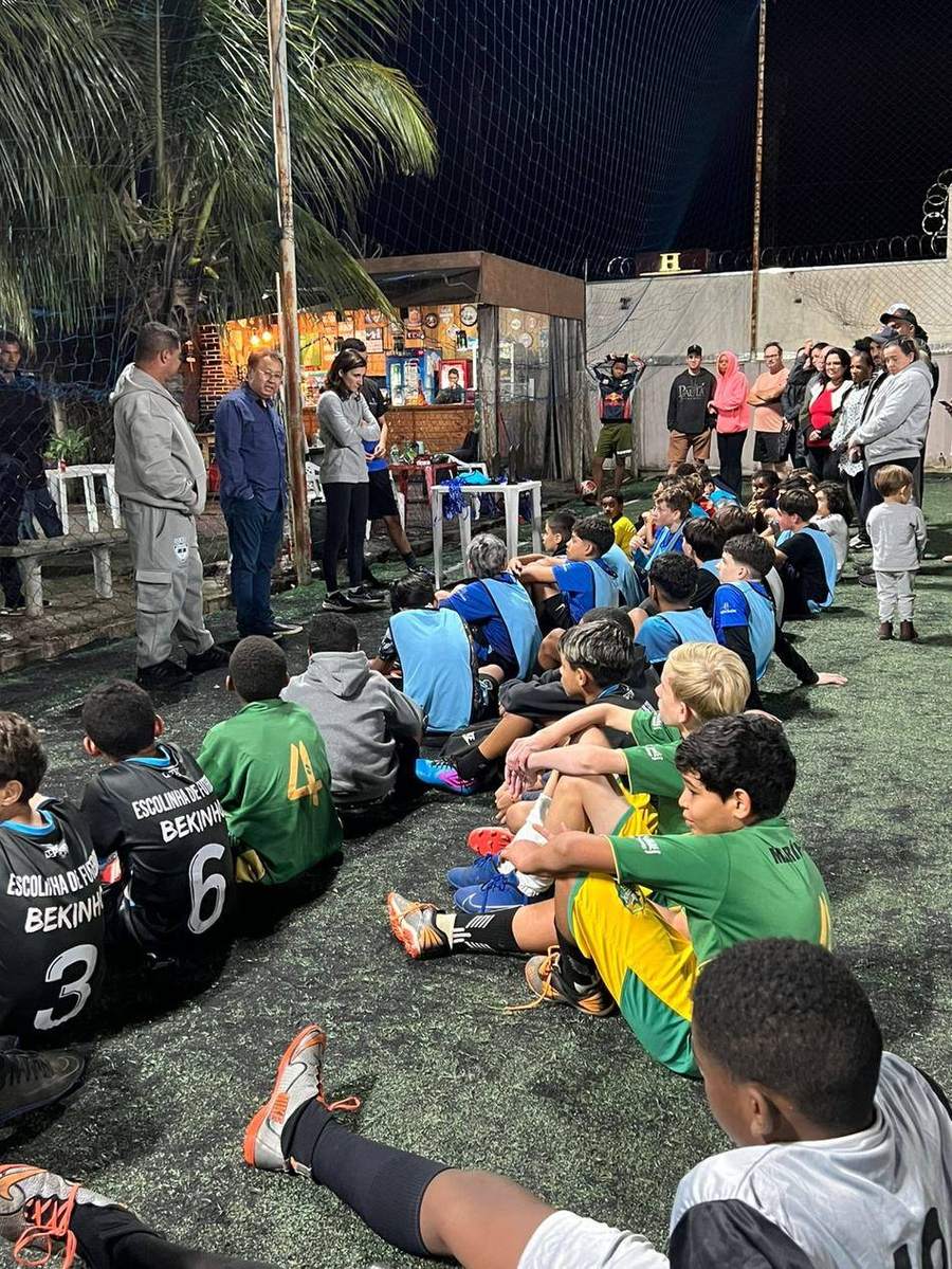 Reunião com atletas, famílias e equipe técnica durante o campeonato da escolinha.