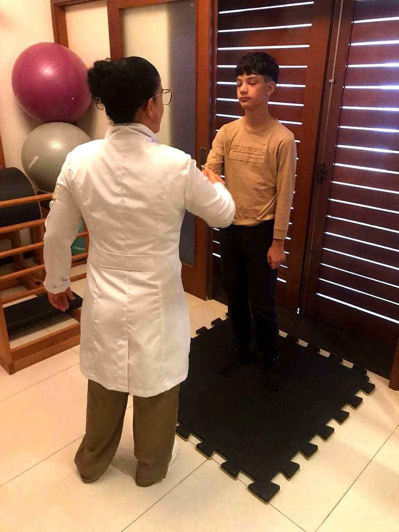 Avaliação postural do Lucca no Espaço Saúde