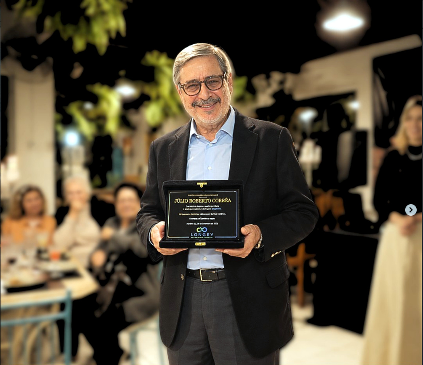Dr. Júlio Roberto Corrêa recebendo homenagem do Programa Longev