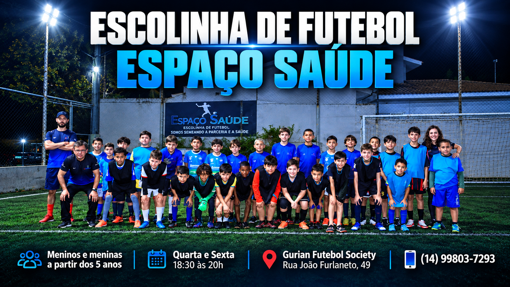 Arte de divulgação da Escolinha de Futebol Espaço Saúde, com crianças e equipe em campo, informações sobre idade, dias e contato.